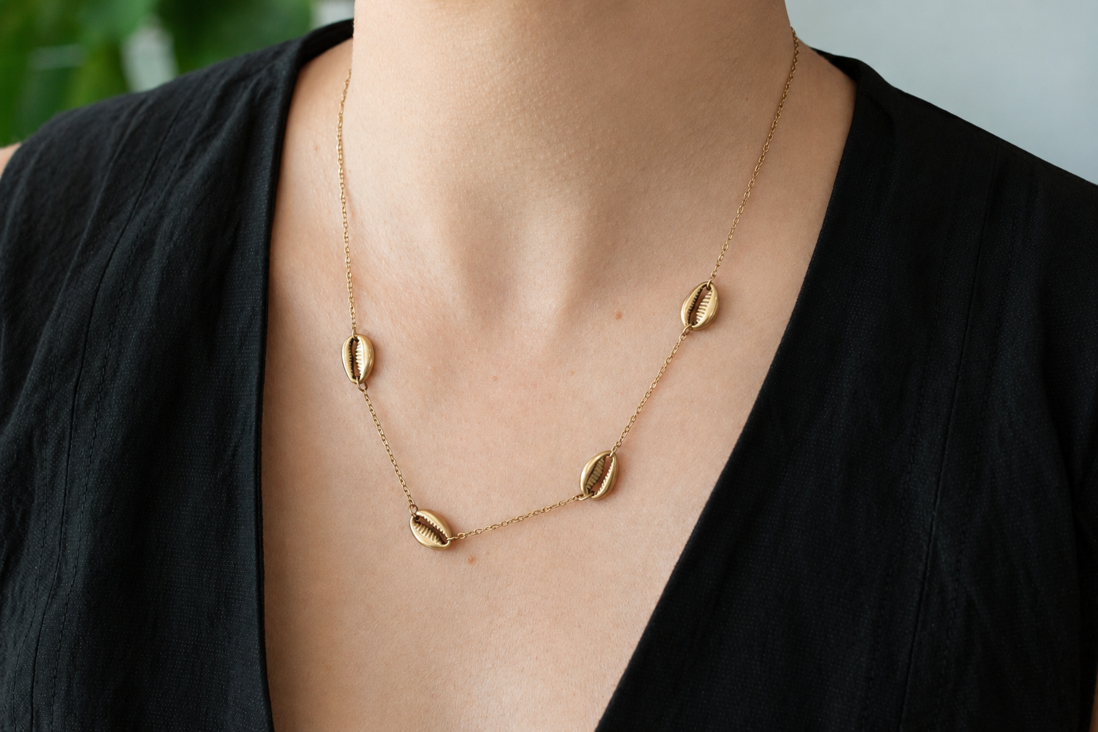 Isla Shell Charm Necklace